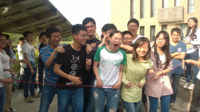 “抢镜头”环节,同学们争相做出指定动作 “抢镜头”环节,同学们争相做出指定动作