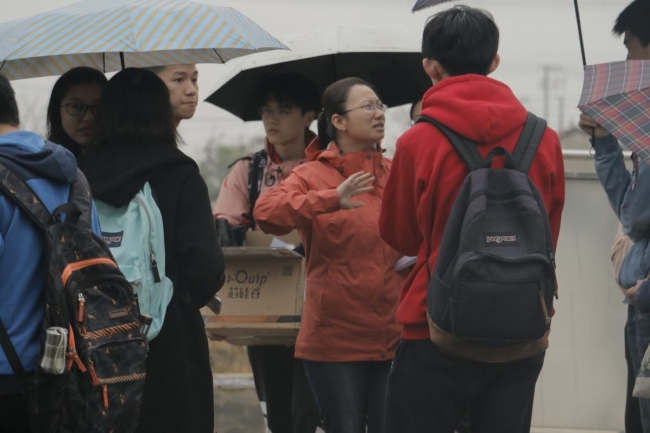 黄莹莹老师在和同学们讨论调查方案的可行性 黄莹莹老师在和同学们讨论调查方案的可行性