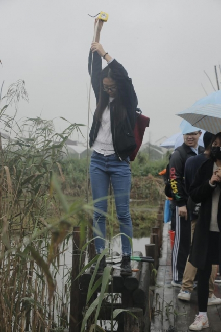同学在测量挺水植物的高度 同学在测量挺水植物的高度