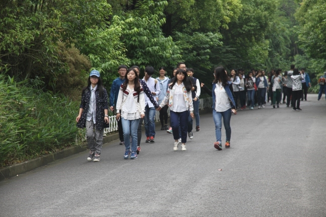 同学们步行前往长江河口科技馆 同学们步行前往长江河口科技馆