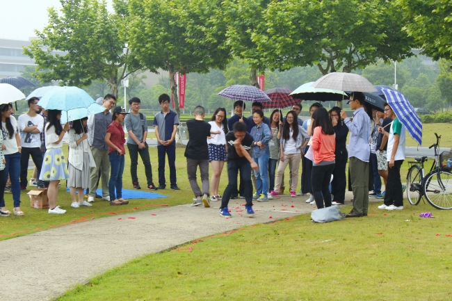 同学们正在转圈 同学们正在转圈
