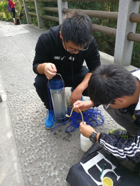 学生正在采集西溪湿地水样 学生正在采集西溪湿地水样