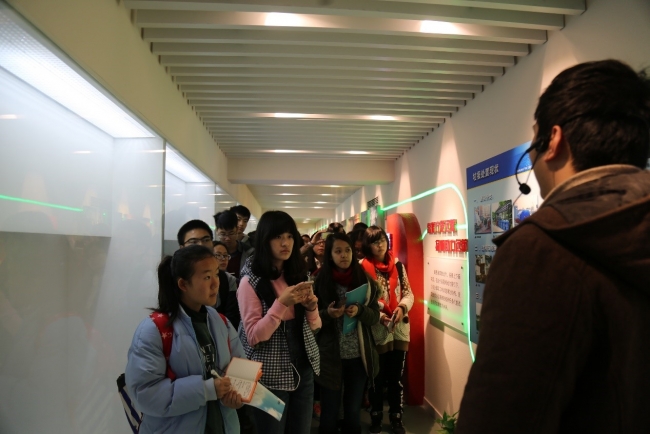 参观公司历史陈列馆时认真记录的同学们 参观公司历史陈列馆时认真记录的同学们