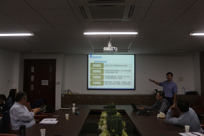 听众认真聆听 听众认真聆听