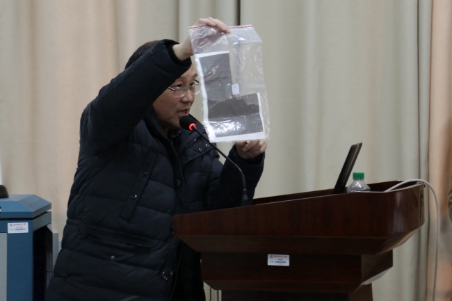 束炯教授为大家展示空气污染测定滤膜 束炯教授为大家展示空气污染测定滤膜